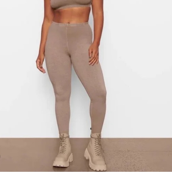 SKIMS Pants - SKIMS Outdoor Leggings in Desert